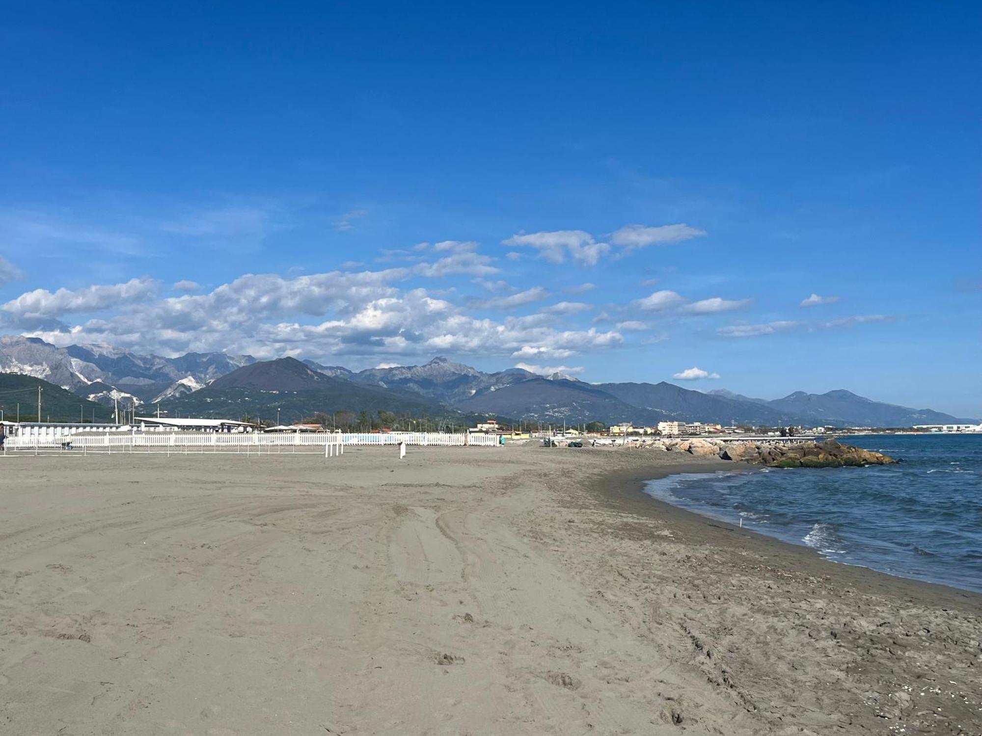 Chalet Camping River Italie Met 2 Slaapkamers Ameglia Exteriör bild