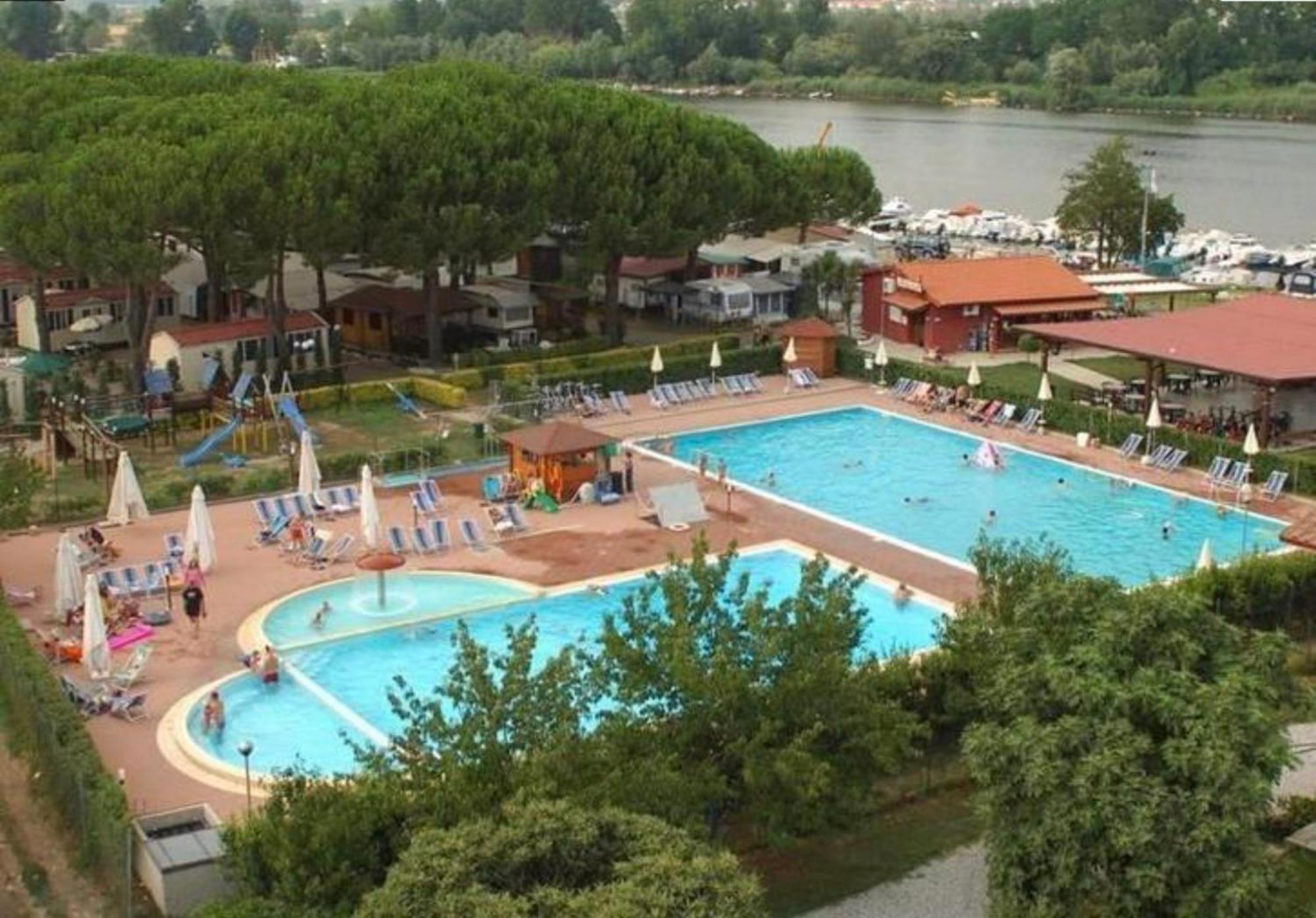 Chalet Camping River Italie Met 2 Slaapkamers Ameglia Exteriör bild