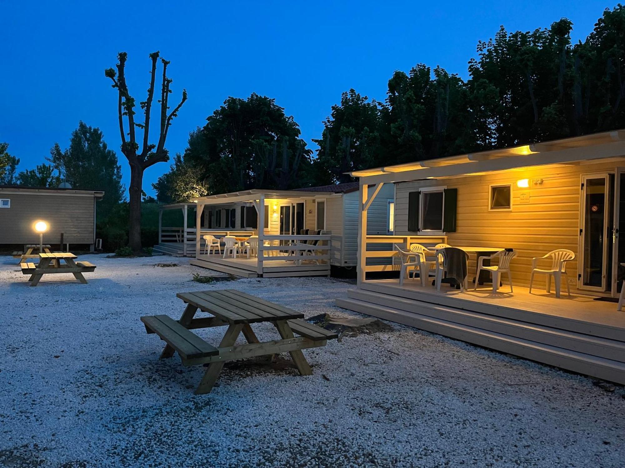 Chalet Camping River Italie Met 2 Slaapkamers Ameglia Exteriör bild